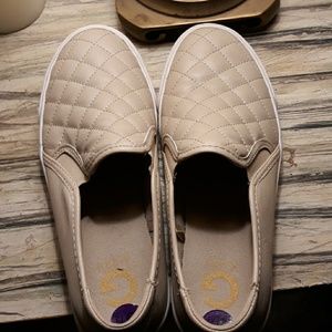 Size 8 1/2 Guess loafers. Excellent condition.